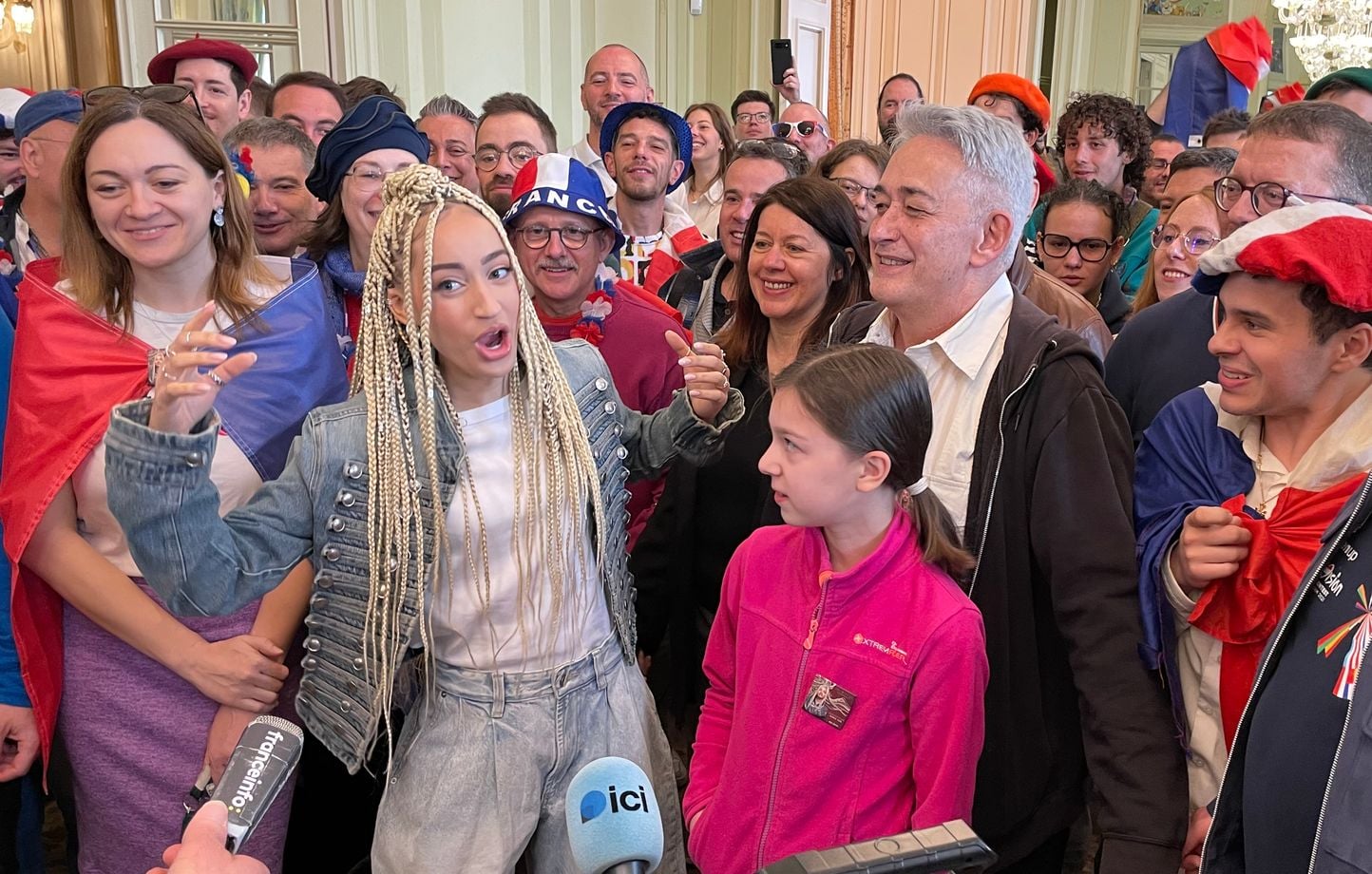 “¡Por supuesto que quiero ganar Eurovisión! »…Monroe se reúne con sus fans en la Embajada de Francia “¡Por supuesto que quiero ganar Eurovisión! »…Monroe se reúne con sus fans en la Embajada de Francia